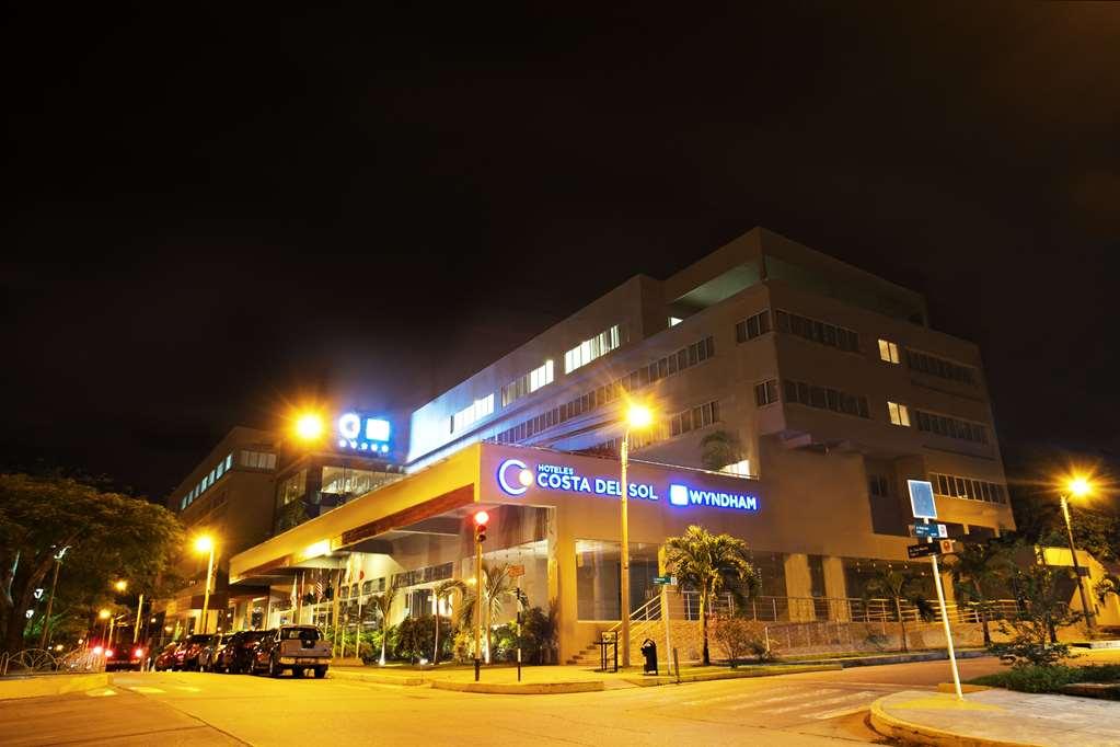 วินด์แฮม โกสตา เดล ซอล ปูกัยปา Hotel ปูคาลปา ภายนอก รูปภาพ The hotel at night